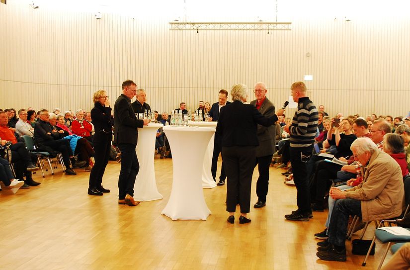 Beim Bürgerdialog in Bad Schandau gaben Staatsministerin Regina Kraushaar, Stephan Berger (SMIL), Landrat Michael Geisler, Bürgermeister Thomas Kunack und RVSOE-Chef Uwe Thiele (v.l.n.r.) Auskunft.
