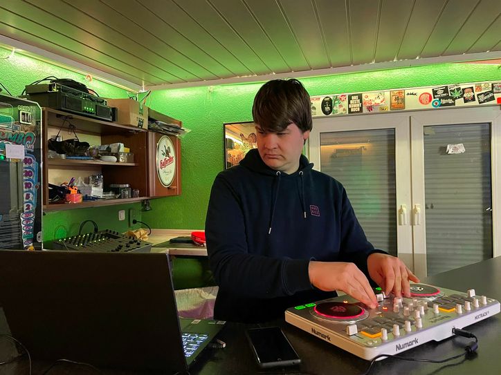 Johannes ist selbst noch Anfänger und wird an dem Abend sein erstes eigenes Set präsentieren.