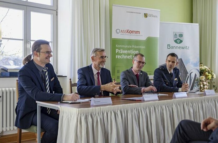 Geschäftsführer des Landespräventionsrates Sven Forkert, Innenminister Armin Schuster, Bürgermeister Heiko Wersig, Polizeirat Martin Gebhardt (v.l.n.r.).