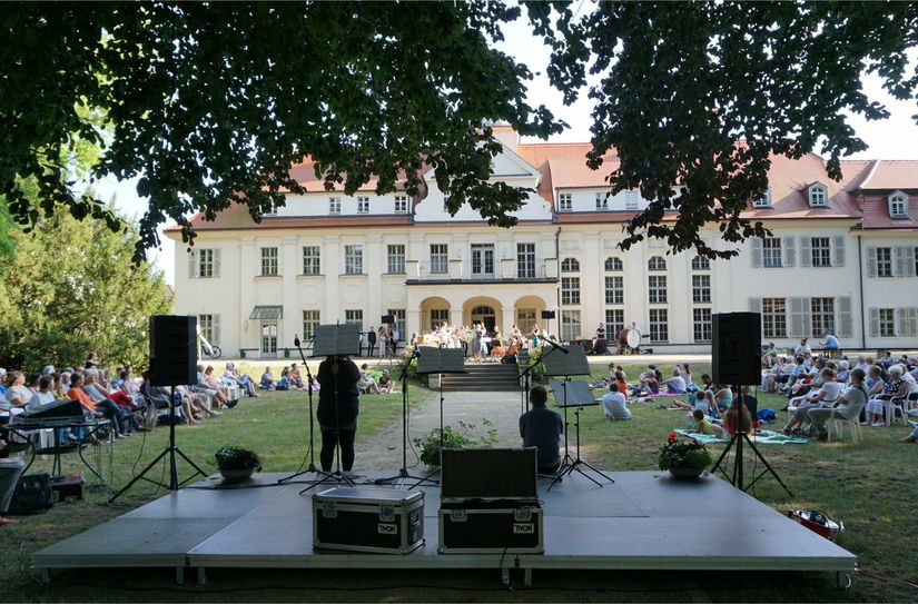 Wenn der Wettergott es gut meint, wird im Park der Musikschule wieder eifrig musiziert.