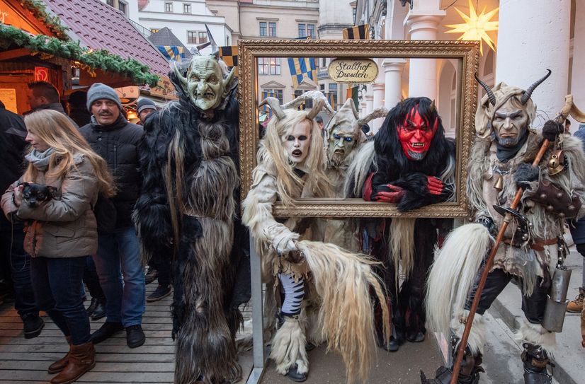 Buntes Maskentreiben nach dem Weihnachtsfest bis zum Dreikönigstag.