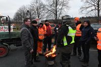 In Thiendorf bei Großenhain wärmen sich Demonstranten am Feuer.