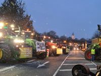 Landwirte blockieren die Autobahnauffahrt Uhyst im Landkreis Bautzen.