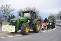In der Gemeinde Neukirch/Lausitz im Landkreis Bautzen kam es auf einem Kreisverkehr zu Verkehrseinschränkungen aufgrund einer Protestaktion.