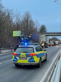 Landwirte auf der Nieskyer Straße in Görlitz protestieren gegen die geplanten Subventionskürzungen der Ampel-Regierung.