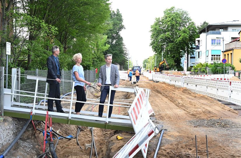 DVB-Vorstand Andreas Hemmersbach, Simone Prüfer, Leiterin des Strassen- und Tiefbauamtes und Verkehrsbürgermeister Stephan Kühn (Grüne) beim Vor-Ort-Termin.