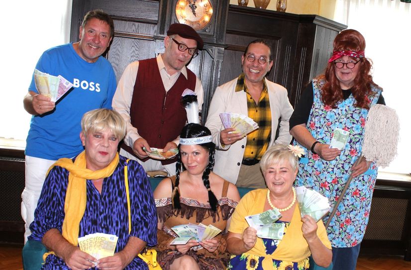 Das Schauspielerensemble des Radeberger Biertheaters sucht die Antwort auf die Frage, wer das Geld erfunden hat und freut sich auf die neue Saison 2024/25.