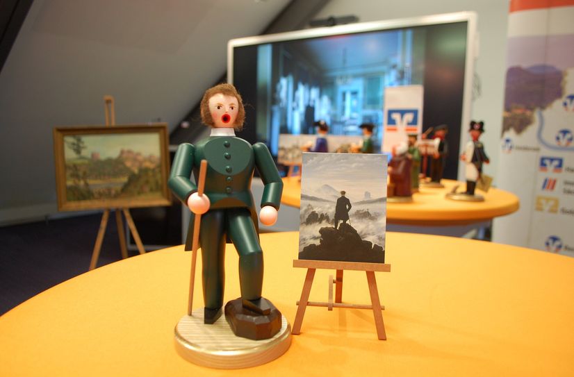 Der von der Seiffener Kunsthandwerkerin Eva Beyer geschaffene Räuchermann »Caspar David Friedrich« ist bereits die sechste Figur in der Reihe der Volksbank Pirna.