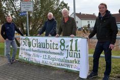 Das Banner zu 750 Jahre Glaubitz hängt. Martin Reichstädter von der Feuerwehr, Lutz Härtel vom Sportverein Einheit Glaubitz, Lutz Thiemig, Bürgermeister, und Martin Rettig vom Kulturverein (v.l.) freuen sich, dass das erste Banner hängt.