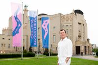 Vor dem Großen Haus:
Stephan Märki, Intendant und Operndirektor des Staatstheater Cottbus