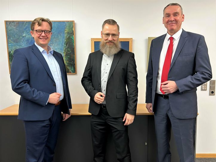 Andreas Pfeiffer (neuer Aufsichtsratsvorsitzender KWG), Tobias Dorn (Geschäftsführer KWG) und Andreas Fredrich (ehemaliger Aufsichtsratsvorsitzender KWG).
