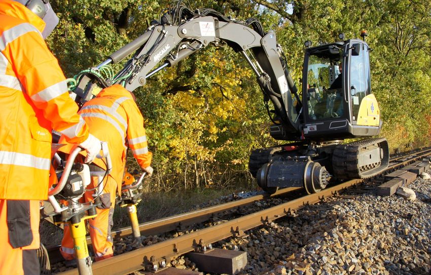 So werden die Schwellen auf der Strecke zwischen Berbisdorf und Bärnsdorf gewechselt.