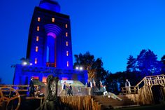 Der Bismarckturm erstrahlt zur Spreewälder Sagennacht in vielen Farben während unter ihm das Sorbische National-Ensemble mit Ballett, Chor, Solisten und Statisten aus der Region eine spannende Geschichte auf die Bühne zaubert.