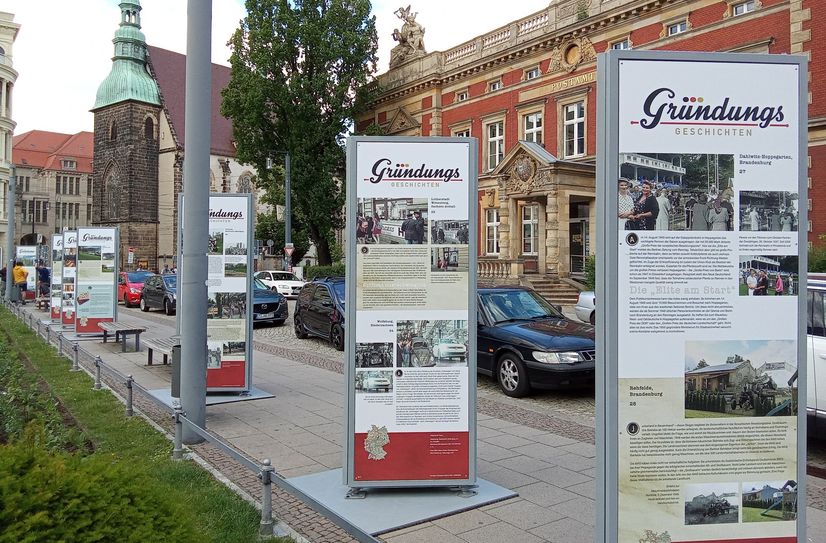 Ausstellung vor dem Postamt.