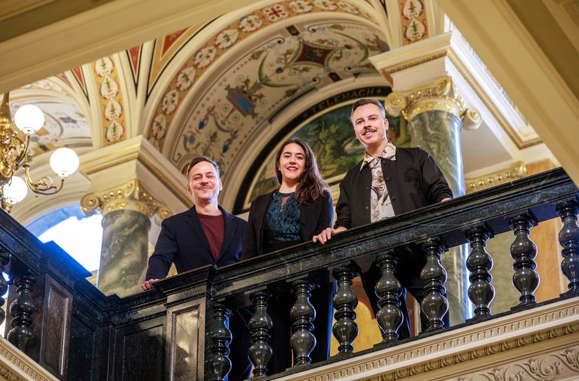 Tom Wlaschiha (li.) moderiert gemeinsam mit Stephanie Stumph den Ball. Jasmin Delfs (Mitte) und Tino Piontek (r.) werden mit dem CHOROS Award ausgezeichnet.