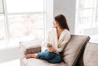 Verschiedene Kriterien wie Temperatur, Luftfeuchtigkeit oder die Beleuchtung wirken sich auf das Raumklima aus und können bei einer optimalen Einstellung für ein behagliches Zuhause sorgen.