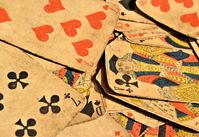 Das Design von Spielkarten ist im Verlauf der Jahrhunderte ebenso vielseitig geworden wie die Art der Glücksspiele die damit gespielt werden.