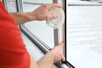 Neue Fensterdichtungen kosten nur wenige Euro, können umgekehrt aber ein Vielfaches davon an Heizkosten einsparen.