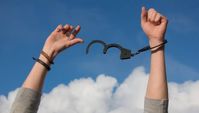 So hässlich Trennungen auch sein können, sie sind oftmals auch eine Befreihung aus dem Beziehungs-Gefängnis. Und Freiheit muss man(n) ausnutzen.
