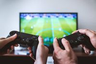 Um beim Zocken einen Vorteil zu haben, können Spieler echtes Geld einsetzen Copyright: CC0-Lizenz (JESHOOTS.COM / unsplash.com) Quelle: https://unsplash.com/photos/eCktzGjC-iU