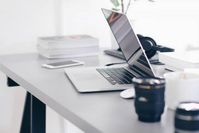 Um wirklich produktiv im Home Office zu sein, braucht es einen gut ausgestatteten Arbeitsplatz. Foto: unsplash.com, Christopher Gower.