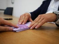 Abbildung 1: Wird ein Kreditvertrag geschlossen, zeugen Nachfragen seitens des Kreditgebers (zu Bonität, Verwendungszweck und Finanzen) von Seriosität, denn nur ein Kreditgeber, der den Kreditnehmer einschätzen kann, wird auch ein Kreditangebot abgeben, das mit Blick auf die Konditionen zum Antragsteller passt.