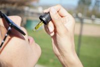 Abbildung 2: Ein gutes CBD Öl hat seinen Preis. Bildquelle: @ Elsa Olofsson / Unsplash.com