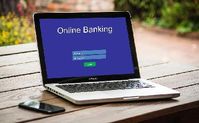 Online-Banking wird auch bei den 60+-Jährigen immer beliebter, denn Sicherheit und Komfort werden besser.