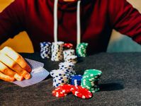 Zertifizierungen wie das G4-Zertifikat bezüglich Jugend- und Spielerschutz deuten auf seriöse Anbieter hin. Foto: Unsplash.com © Chris Liverani