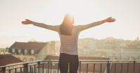 Bildquelle: https://pixabay.com/de/photos/balkon-frau-stehen-sonnenschein-1834990/