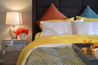 https://pixabay.com/de/photos/bett-schlafzimmer-lampe-bettseite-1158267/