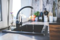 Bildquelle: https://pixabay.com/de/photos/tippen-schwarz-wasserhahn-k%c3%bcche-791172/