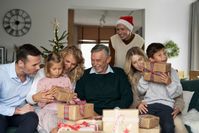 Das beste Geschenk spiegelt sich in kleinen Details über eine Person wider, zeugt von Achtsamkeit und Liebe. (Bild: gpointstudio/Adobe Stock)