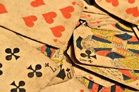 Das Design von Spielkarten ist im Verlauf der Jahrhunderte ebenso vielseitig geworden wie die Art der Glücksspiele die damit gespielt werden. 